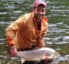 El salmón del Narcea que 'indultó' un pescador inglés